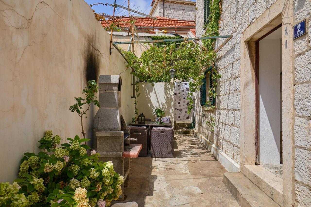 Just A Step To The Old City Gates Dubrovnik Exterior photo
